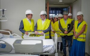 El presidente de Canarias y los consejeros de Sanidad y Obras Públicas recorren las instalaciones de la nueva torre del Hospital Materno Infantil durante la visita técnica a las obras.