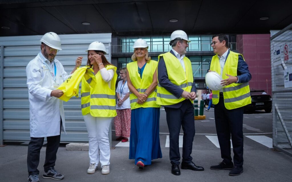 El presidente de Canarias y los consejeros de Sanidad y Obras Públicas recorren las instalaciones de la nueva torre del Hospital Materno Infantil durante la visita técnica a las obras.