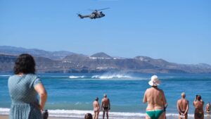 Maniobra del helicóptero del SAR en la playa de Las Canteras