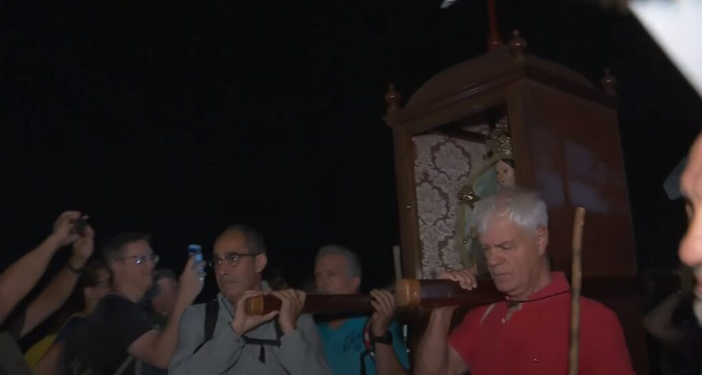 Las autoridades cargando a la Virgen de los Reyes/ RTVC.