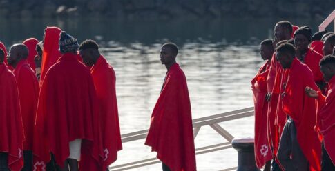 Los menores solicitantes de asilo comenzarán a derivarse a la Península en dos semanas