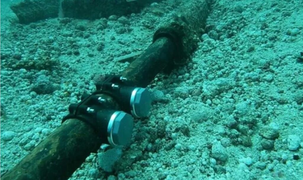 Primer plano del tramo submarino que abastece de agua potable a La Graciosa