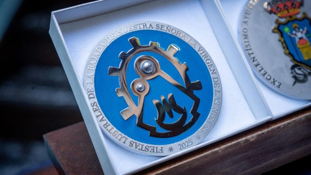 Imagen de la medalla conmemorativa de la Bajada de la Virgen de las Nieves 2025