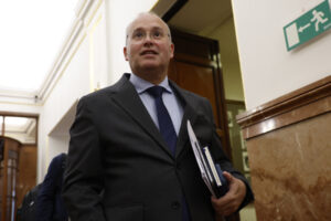 El portavoz del Partido Popular en el Congreso, Miguel Tellado, a su llegada al pleno celebrado, este jueves, en el Congreso de los diputados. EFE/Mariscal