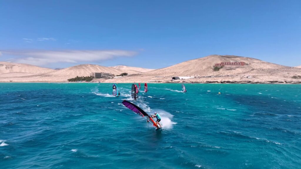 Los windsurfistas compiten en la disciplina Slalom X del Fuerteventura PWA Grand Slam 2025, celebrado en Playa de La Barca, en el sur de la isla.