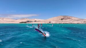Los windsurfistas compiten en la disciplina Slalom X del Fuerteventura PWA Grand Slam 2025, celebrado en Playa de La Barca, en el sur de la isla.