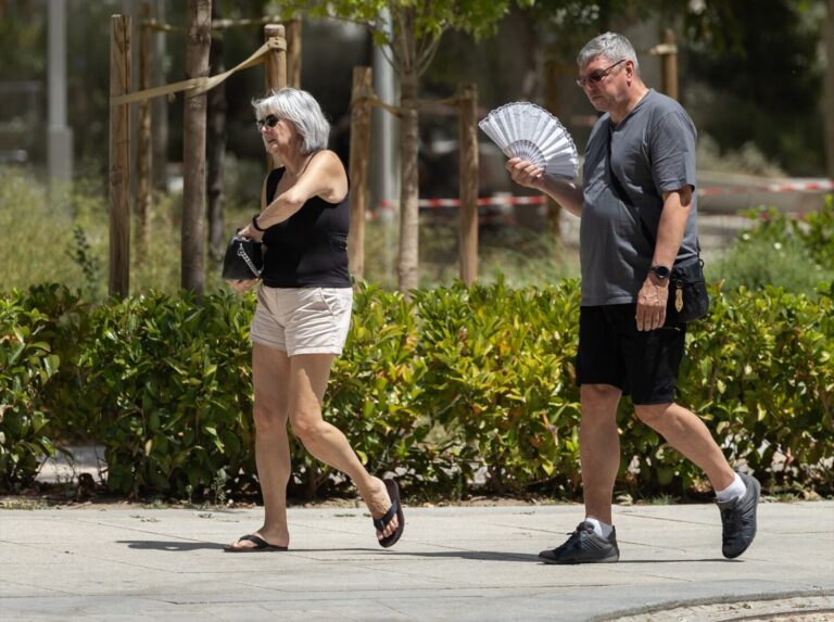 Canarias en aviso por altas temperaturas, viento y oleaje