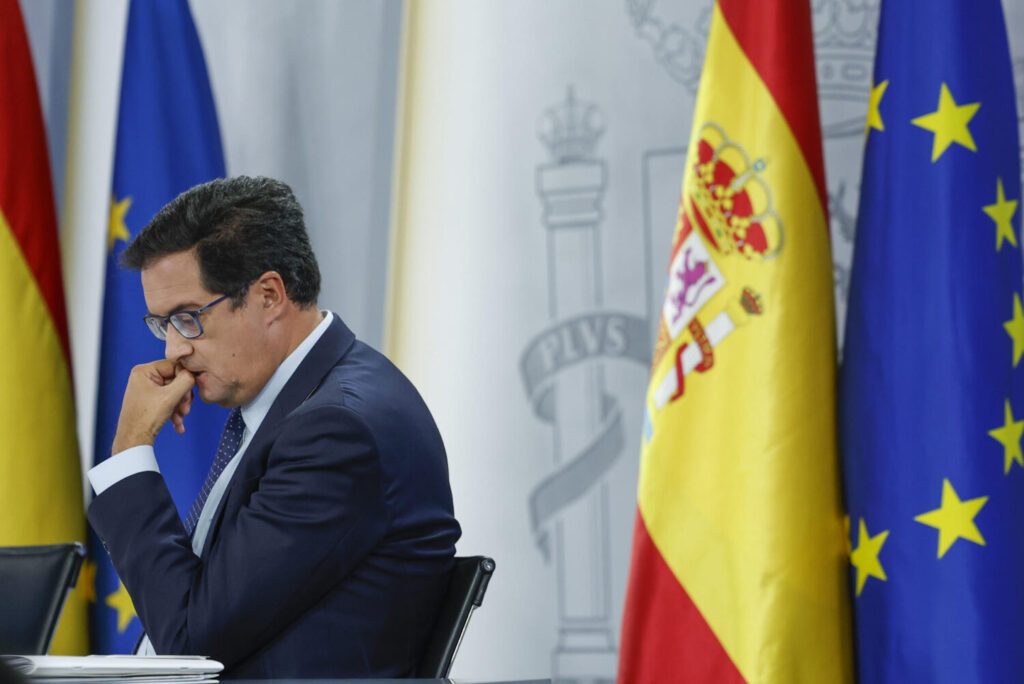 El ministro de Transformación Digital y Función Pública, Óscar López, participa en la rueda de prensa posterior a la reunión del Consejo de Ministros, este martes, en el complejo del Palacio de la Moncloa. EFE/ Mariscal