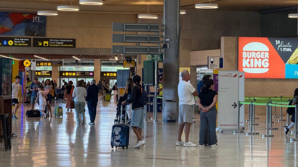 Pasajeros en Tenerife Norte durante la 'Operación salida' del verano de 2025