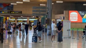 Pasajeros en Tenerife Norte durante la 'Operación salida' del verano de 2025