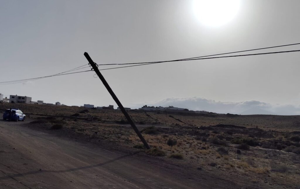 Viento y calor. Imagen: Poste de tendido eléctrico. Consorcio de Seguridad y Emergencias de Lanzarote