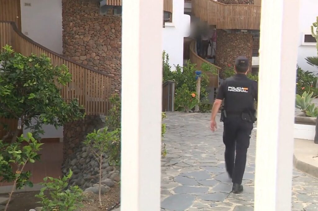 Imagen del complejo de apartamentos durante la reconstrucción del crimen de una mujer durante el confinamiento de 2020 por la pandemia del Covid-19