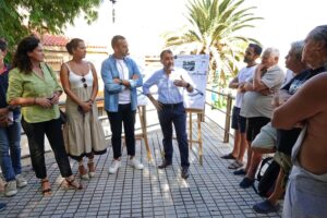 El alcalde de Santa Cruz de Tenerife, José Manuel Bermúdez, durante una reunión con vecinos del Barrio de La Salud para presentar los detalles de las obras de mejora en la zona.