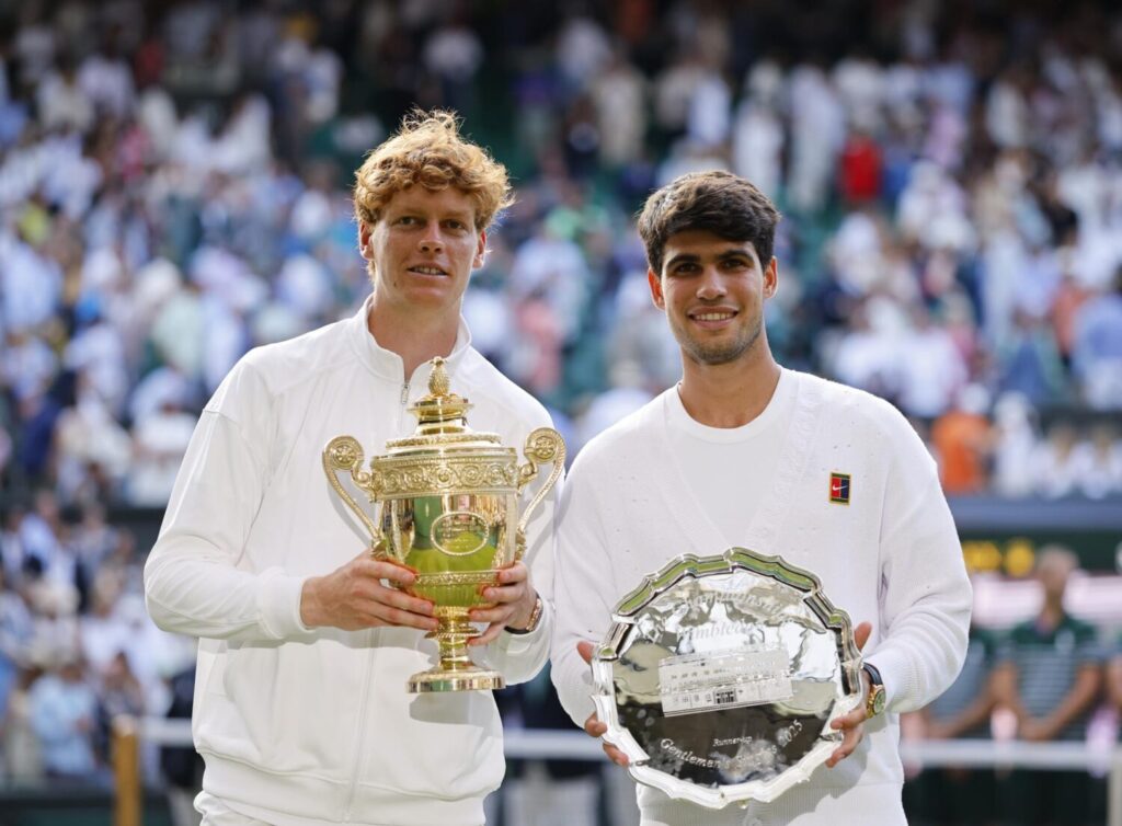 Jannik Sinner posa con el trofeo de campeón de Wimbledon junto a Carlos Alcaraz