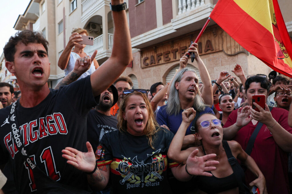 Un centenar de ultras acosan a la prensa en su concentración vigilada en Torre Pacheco