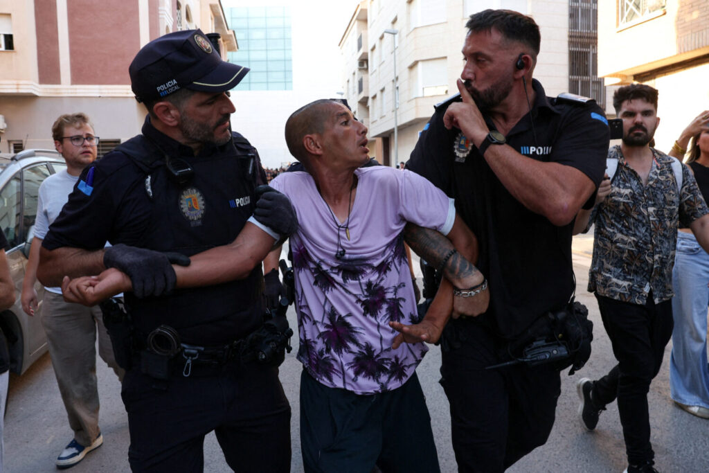 Un centenar de ultras acosan a la prensa en su concentración vigilada en Torre Pacheco