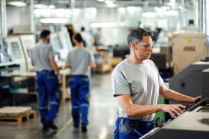Trabajador en un almacén. Imagen de recurso Freepik