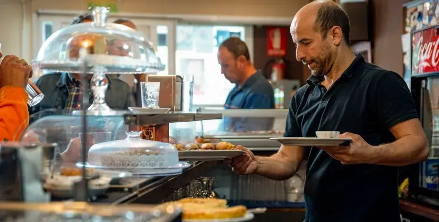 Trabajadores en una cafetería, en una imagen de archivo. EFE/Ismael Herrero