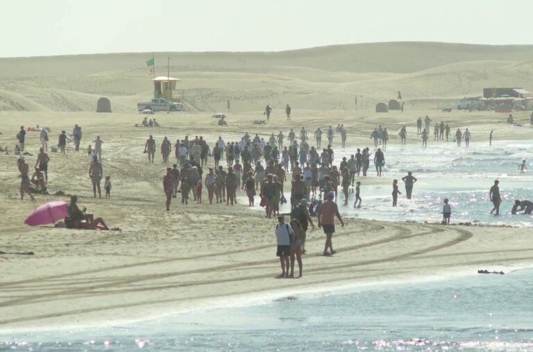 Multas por orinar en público o pasear sin ropa, las ciudades plantan cara al turismo masivo