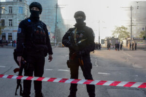 Han sido identificados como un hombre y una mujer que acabaron acribillados tras resistirse esta mañana a una operación de arresto en la región de Kiev