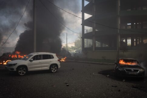 Al menos dos muertos y ocho heridos en distintos ataques rusos sobre Ucrania