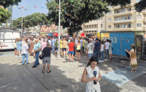 Concentración convocada en el barrio de La Isleta, en Las Palmas de Gran Canaria, por colectivos anti inmigración, para protestar por el suceso en el que resultó con graves quemaduras una menor de 17 años. EFE/Cristina Díaz de Aguilar
