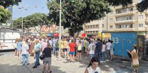 Concentración convocada en el barrio de La Isleta, en Las Palmas de Gran Canaria, por colectivos anti inmigración, para protestar por el suceso en el que resultó con graves quemaduras una menor de 17 años. EFE/Cristina Díaz de Aguilar