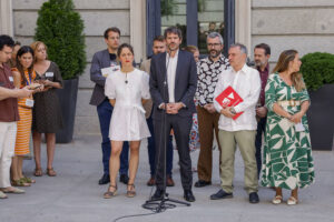 El portavoz de Sumar y ministro de Cultura Ernest Urtasun (2i, delante), acompañado por otros miembros de Sumar, hace declaraciones a los medios después de la reunión que mantuvieron con la vicepresidenta primera y ministra de Hacienda, María Jesús Montero, y con el ministro de la Presidencia, Justicia y Relaciones con las Cortes, Félix Bolaños, este miércoles en el Congreso de los Diputados en Madrid. EFE/Javier Lizón