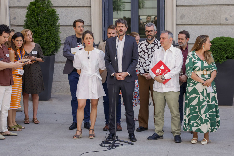 El portavoz de Sumar y ministro de Cultura Ernest Urtasun (2i, delante), acompañado por otros miembros de Sumar, hace declaraciones a los medios después de la reunión que mantuvieron con la vicepresidenta primera y ministra de Hacienda, María Jesús Montero, y con el ministro de la Presidencia, Justicia y Relaciones con las Cortes, Félix Bolaños, este miércoles en el Congreso de los Diputados en Madrid. EFE/Javier Lizón