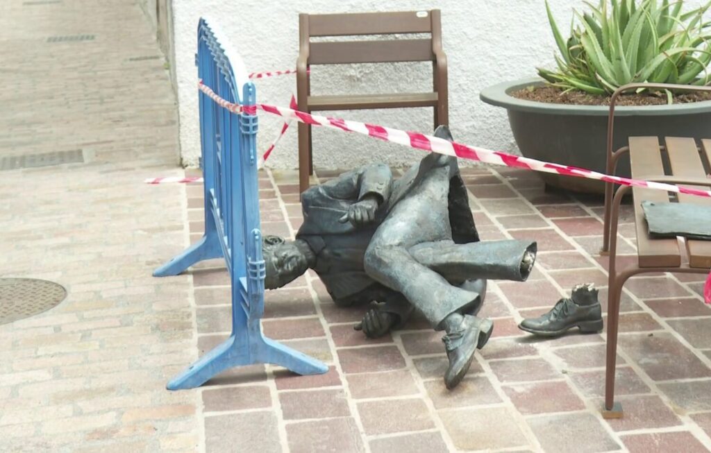 Imagen del acto vandálico en la escultura de Pedro García Cabrera