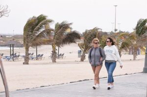 Dos mujeres pasean por una playa en Fuerteventura. Imagen de recurso Europa Press