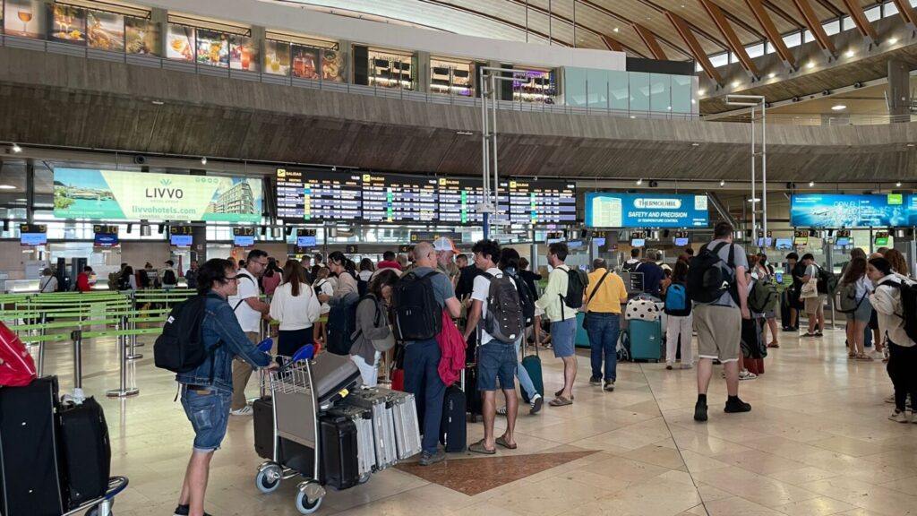Desvíos en los aeropuertos de Tenerife por fuerte viento y niebla. Foto de Diana Giambona