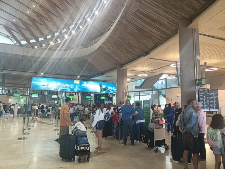 Muchos pasajeros se quedan en tierra por el viento en Tenerife