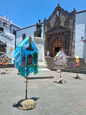 Pandorgas preparadas en la Plaza de España, al fondo la Iglesia Matriz de El Salvador