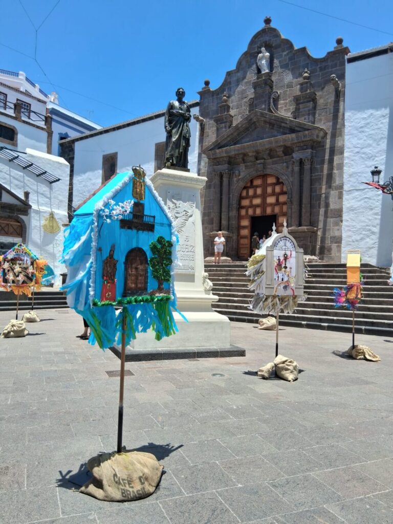 Pandorgas preparadas en la Plaza de España, al fondo la Iglesia Matriz de El Salvador