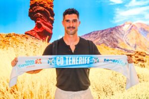 Álvaro González nada más aterrizar en la isla posó con la bufanda del CD Tenerife / CD Tenerife