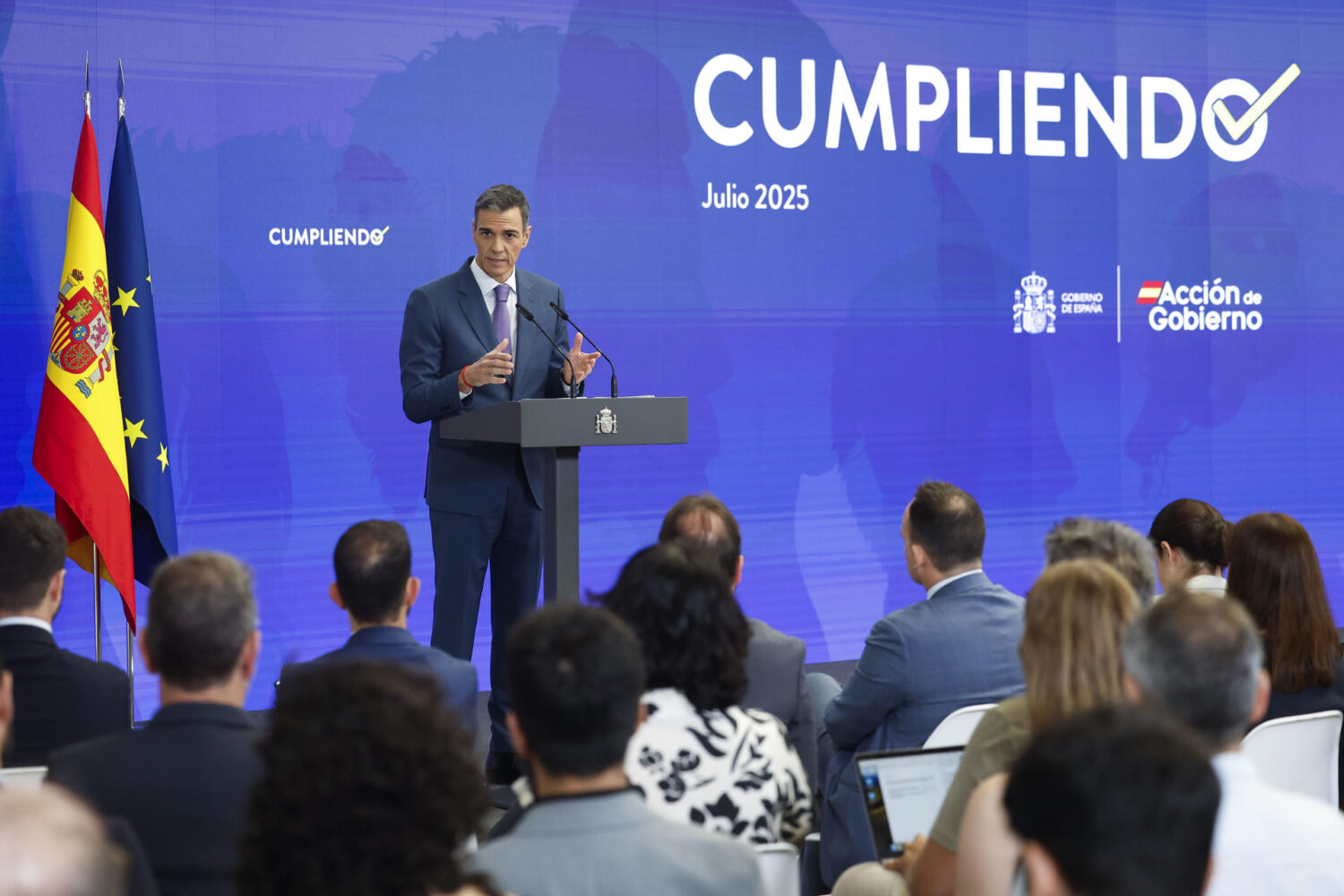 El presidente del Gobierno, Pedro Sánchez durante una rueda de prensa este lunes en el Palacio de la Moncloa en el que ha hecho balance de los últimos seis meses de mandato antes de las vacaciones, determinado a acabar la legislatura tras la crisis abierta por la imputación de Santos Cerdán. EFE/ Chema Moya