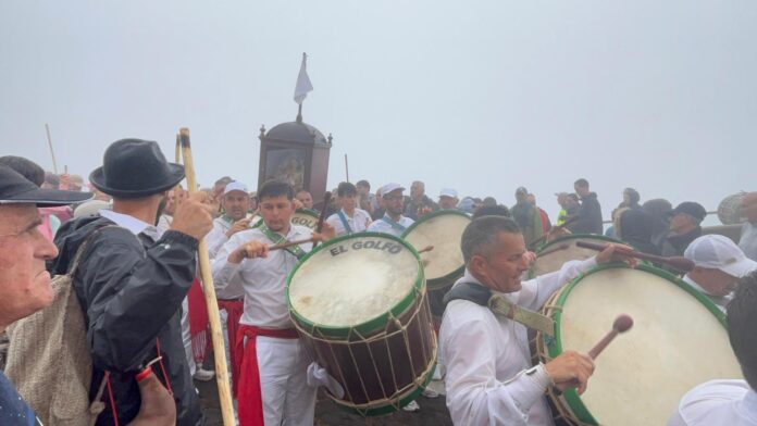 El pueblo de San Andrés ha recibido a la Virgen de los Reyes en su LXXI Bajada después de recorrer el camino de Jinama con lluvia y niebla