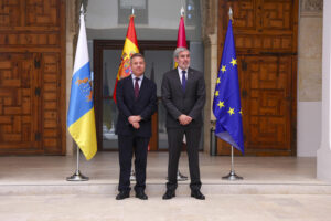Fernando Clavijo y Emiliano García-Page coinciden en pedir un tratamiento diferente dentro de la financiación autonómica pero que tenga consenso social