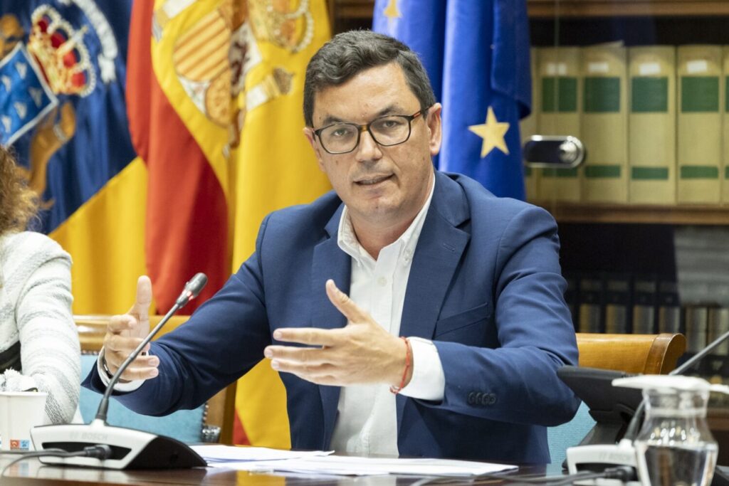 El consejero de Obras Públicas, Transportes y Vivienda del Gobierno, Pablo Rodríguez, en comisión parlamentaria