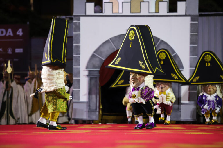 Gara y Saray, las primeras mujeres en la Danza de los Enanos