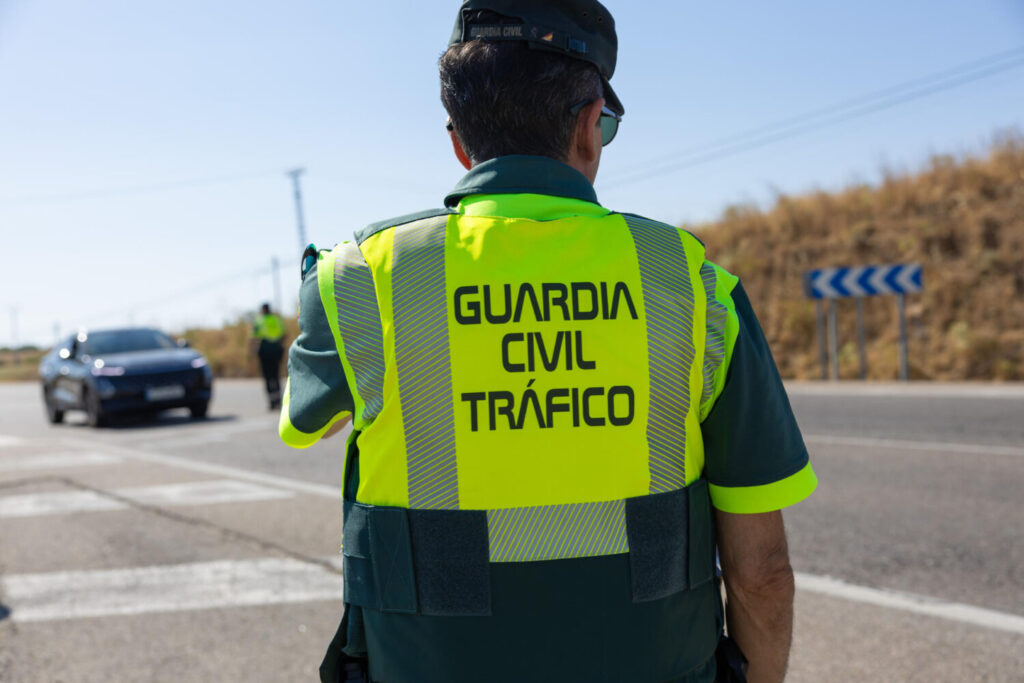 Un agente de la Guardia Civil, durante la presentación de la nueva campaña de la Dirección General de Tráfico (DGT) para el control del consumo de alcohol y drogas este lunes en Toledo EFE/Ángeles Visdómine.
