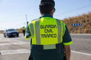 Un agente de la Guardia Civil, durante la presentación de la nueva campaña de la Dirección General de Tráfico (DGT) para el control del consumo de alcohol y drogas este lunes en Toledo EFE/Ángeles Visdómine