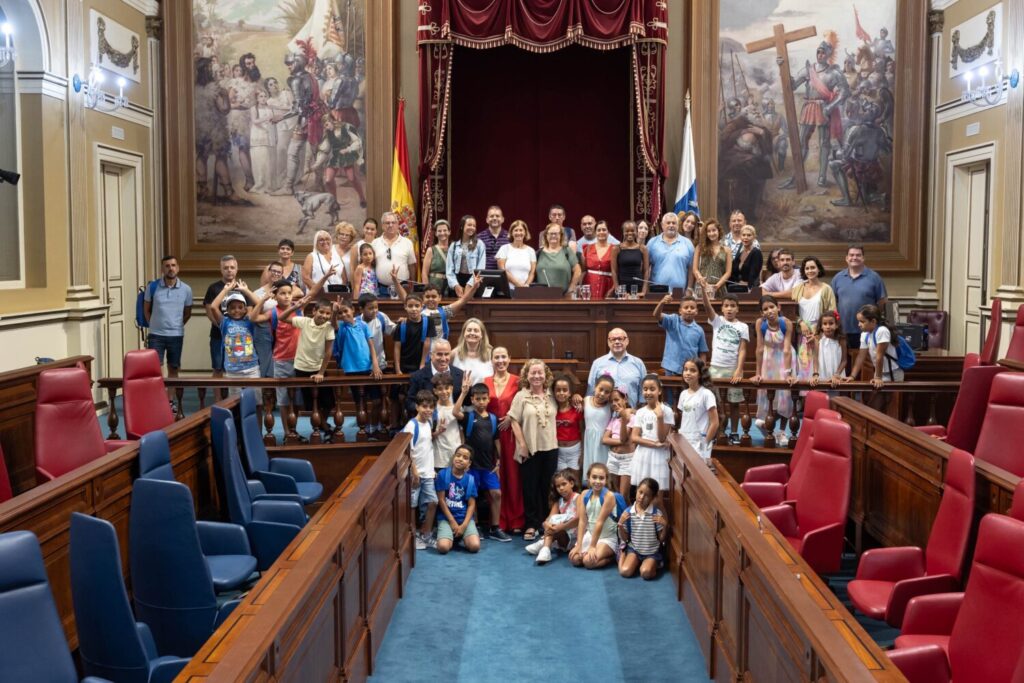 Los niños del proyecto ‘Vacaciones en Paz 2025’ visitan el Parlamento. Foto de los niños y niñas saharauis que visitaron el Parlamento de Canarias/ Gobierno de Canarias.