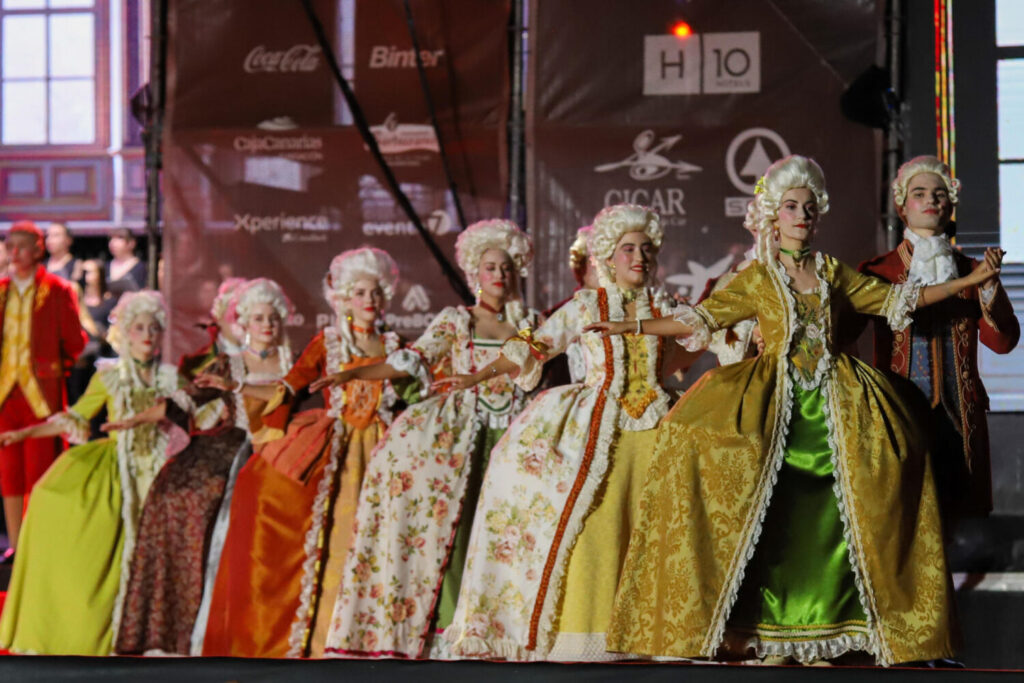El baile del Minué vuelve con la Bajada de la Virgen de Las Nieves y revive el ambiente barroco del siglo XVIII en isla de La Palma 