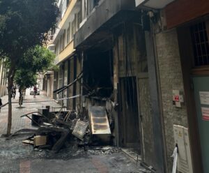 Enseres incendiados en la entrada del edificio de Las Palmas de Gran Canaria / Helena Diez / RTVC