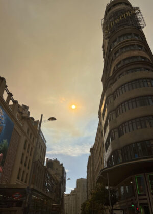 Vecinos de Madrid se ven sorprendidos por el humo de un incendio forestal en Méntrida (Toledo)