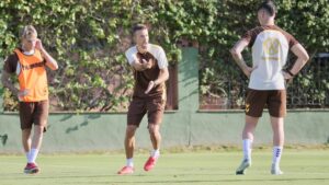 El entrenador de la UD Las Palmas, Luis García, dando indicaciones durante los entrenamientos / UD Las Palmas