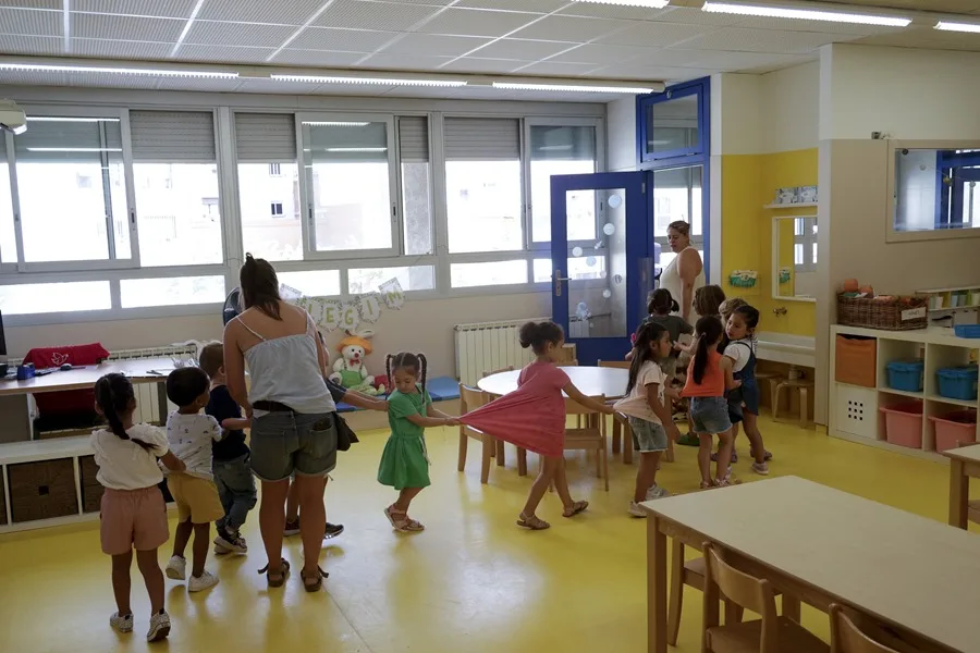 Imagen de archivo de unos alumnos en una escuela de infantil. EFE/Quique García
