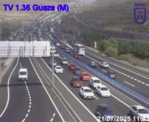 Los sanitarios del Servicio de Urgencias Canario asisten a los afectados por un accidente en la TF-1 en dirección Santa Cruz de Tenerife